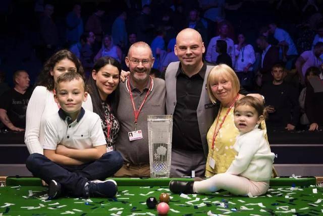 以微弱差距 以微弱差距